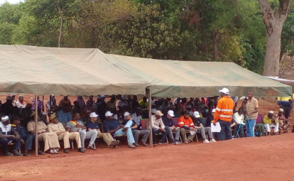 捐赠拖沓机 构筑储水坝 马里锂矿项目公司积极支持社区发展1.png