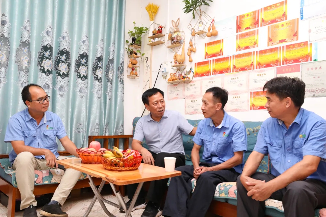 海南省总工会到XPJ官网走访慰问全国劳模朱平