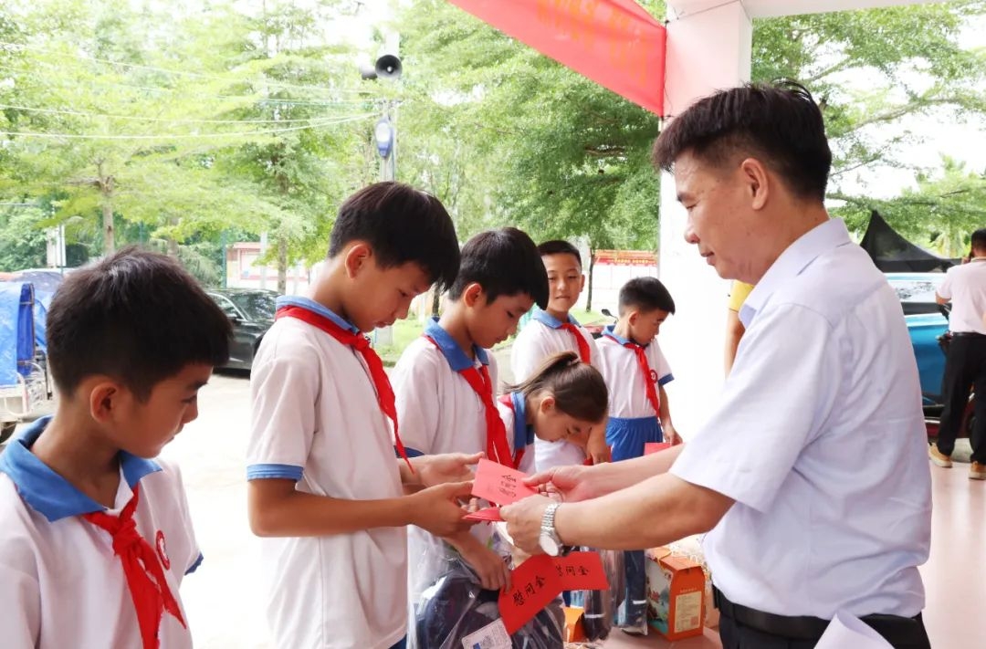 XPJ官网到村落振兴联系点进行留守儿童“六一”关爱活动